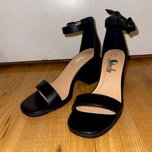 Black Heels size 7 (NEW)
